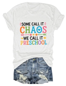 Détail d'un t-shirt blanc en coton imprimé Some Call It Chaos et d'un short en jean déchiré