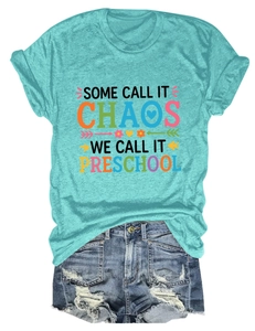 Vue à plat d'un t-shirt turquoise avec texte coloré et short en jean assorti