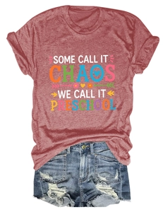 Mise à plat d'un t-shirt rouge brique chiné avec texte Preschool et short en denim