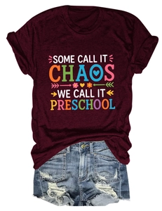 Détail d'un t-shirt bordeaux avec slogan de maternelle et motifs graphiques