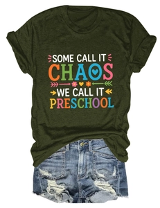 Détail d'un t-shirt vert armée avec motif imprimé et short en jean assorti