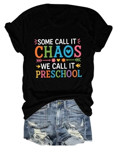 Vue détaillée du t-shirt noir avec imprimé Chaos et short en jean assorti