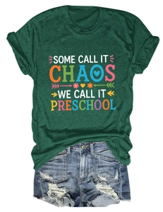 Détail d'un t-shirt vert avec texte 'Some Call It Chaos' et short en jean assorti