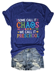 T-shirt bleu marine avec slogan coloré et short en jean déchiré posés à plat