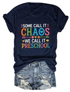 T-shirt bleu marine avec imprimé 'Some call it chaos' et short en jean bleu clair délavé
