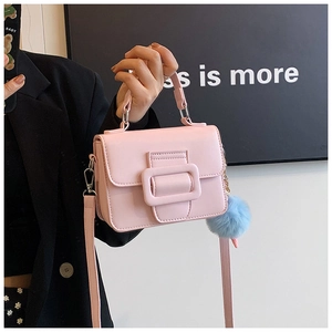 Dettaglio della borsa a tracolla in pelle PU rosa con fibbia quadrata e ciondolo di peluche