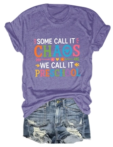 T-shirt violet avec graphique coloré preschool chaos et short en jean sur fond blanc uni