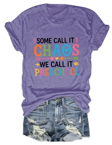 Détail du t-shirt en coton violet avec texte et short en jean bleu délavé