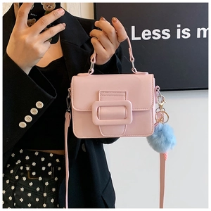 Borsa a tracolla rosa in ecopelle con fibbia quadrata e ciondolo a pompon blu