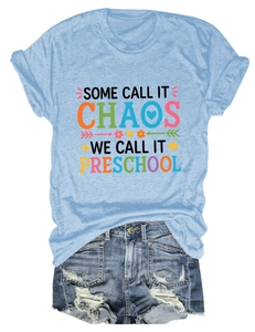 Détail du texte Some Call It Chaos Preschool sur t-shirt bleu clair et short en jean