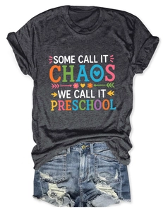 T-shirt gris avec texte 'Some Call It Chaos' et short en jean vieilli posé à plat