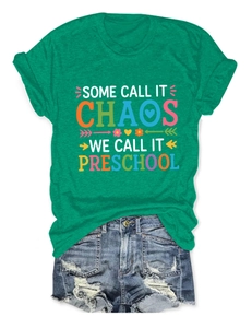 Gros plan sur l'imprimé lettre coloré d'un t-shirt en coton vert avec short en jean