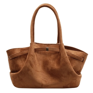 Sac cabas vintage en daim marron caramel avec de longues anses et des brides décoratives