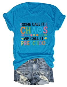 Détail du t-shirt bleu à col rond avec impression Some Call It Chaos Preschool