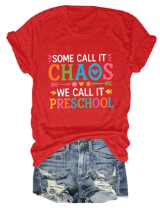 Gros plan du T-shirt rouge en coton mélangé avec imprimé coloré 'Some Call It Chaos'