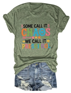 T-shirt vert avec texte coloré et short en jean bleu délavé disposés à plat sur blanc