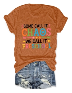 Mise à plat d'un T-shirt orange à slogan avec un short en jean bleu délavé