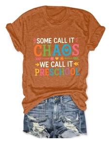 Détail du t-shirt orange brûlé avec motif Preschool Chaos et un short en jean bleu clair