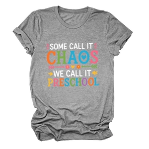 Détail de l'imprimé Some Call It Chaos We Call It Preschool sur un t-shirt gris chiné