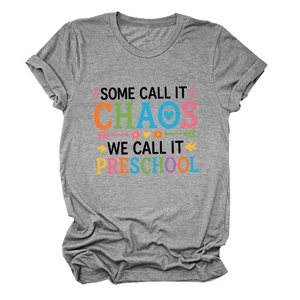 Détail d'un t-shirt gris avec l'imprimé Some Call It Chaos We Call It Preschool