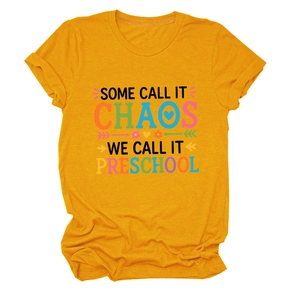 Détail du t-shirt jaune gingembre avec imprimé graphique coloré 'Some Call It Chaos'