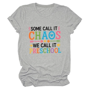 Détail du t-shirt gris à col rond avec motif imprimé 'Preschool Chaos' amusant