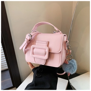 Borsa a tracolla in pelle PU rosa con grande fibbia a patta e ciondolo a pompon blu morbido