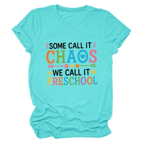 Détail du t-shirt bleu sarcelle avec imprimé graphique Some Call It Chaos