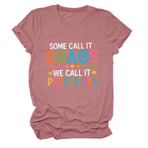 Vue détaillée du t-shirt rose poudré avec imprimé coloré Some Call It Chaos et col rond