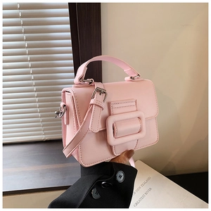 Dettaglio borsa in pelle rosa con fibbia quadrata e gancio in metallo argentato