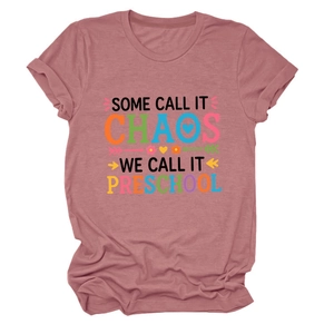 Détail de lettrage artistique et imprimé cœur floral sur t-shirt rose poudré en coton