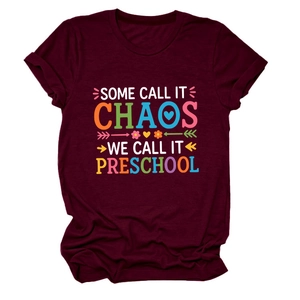 Détail du t-shirt bordeaux pour enseignant avec impression Some Call It Chaos