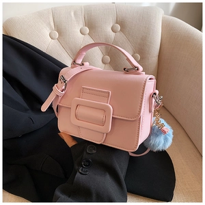 Mini borsa rosa con fibbia quadrata coordinata e ciondolo con pompon blu in finta pelliccia