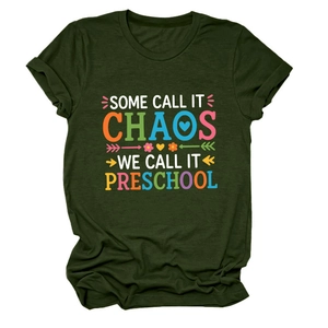 Détail du t-shirt vert foncé à col rond avec imprimé coloré Some Call It Chaos