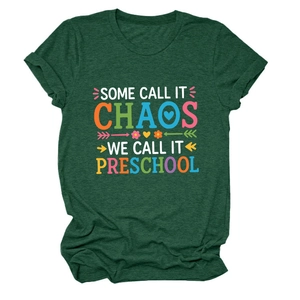 Gros plan sur l'imprimé coloré 'Some Call It Chaos' sur un t-shirt vert foncé chiné