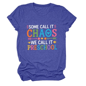 Gros plan du t-shirt bleu chiné avec imprimé texte Preschool coloré et motifs artistiques