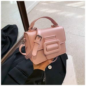 Borsa quadrata rosa minimalista con grande fibbia decorativa e manico elegante a mano