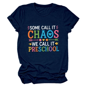 Détail du t-shirt bleu marine avec l'imprimé Some Call It Chaos We Call It Preschool