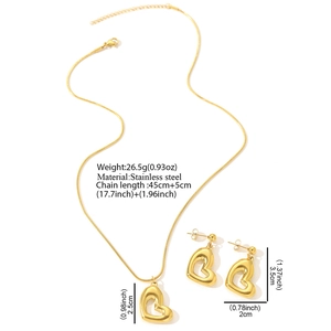 Vue détaillée du collier et boucles d'oreilles cœur doré avec mesures précises
