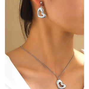 Détails de l'ensemble bijoux cœur argenté avec collier chaîne serpent sur modèle