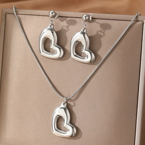 Parure collier et boucles d'oreilles cœur évidé en acier inoxydable poli