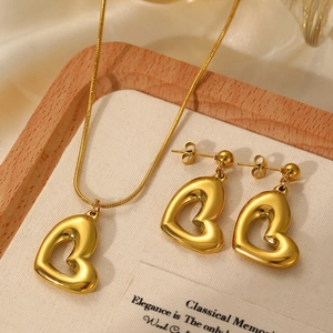 Ensemble collier et boucles d'oreilles cœur évidé en finition dorée polie chic