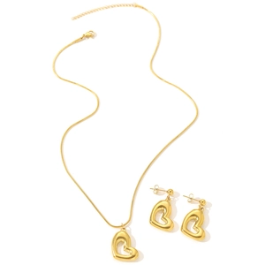 Parure de bijoux cœur dorée avec collier ajouré et boucles d'oreilles assorties