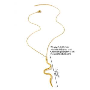 Détails du pendentif serpent en acier doré avec mesures de taille et poids précises