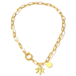 Minimalistische goldene Edelstahl-Halskette mit Ahornblatt und Münzanhänger in Weiß
