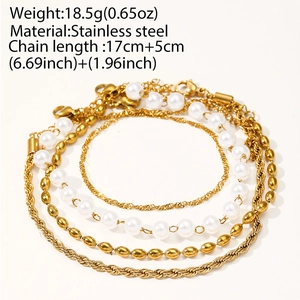 Dettaglio del bracciale multistrato in acciaio inossidabile con perle e catene dorate