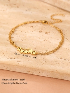 Makroansicht des goldenen Edelstahl-Sternarmbands mit Doppelkette und Maßen auf Stein