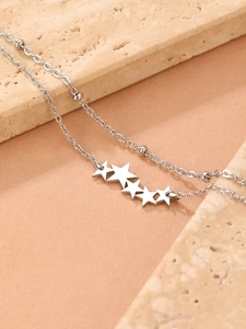 Detailaufnahme des doppellagigen Edelstahl-Sternarmbands mit kleinen Metallperlen