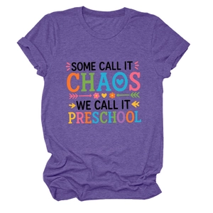 Détail du t-shirt violet avec imprimé coloré some call it chaos preschool