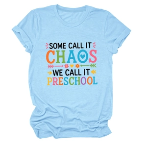 Détail de l'imprimé coloré preschool chaos sur t-shirt bleu clair en coton col rond